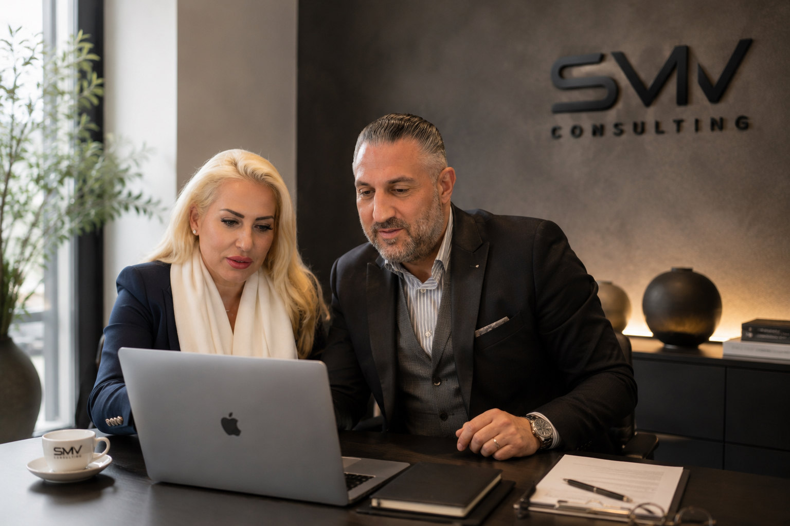 Stella Vester und Mario Vester im Büro von SMV Consulting